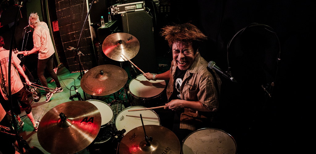ドラムを叩く Atsushi Armstrong Jr